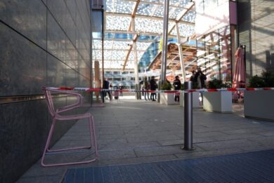 Donna accoltellata a Milano, la confessione dell’aggressore: “Vittima scelta a caso”