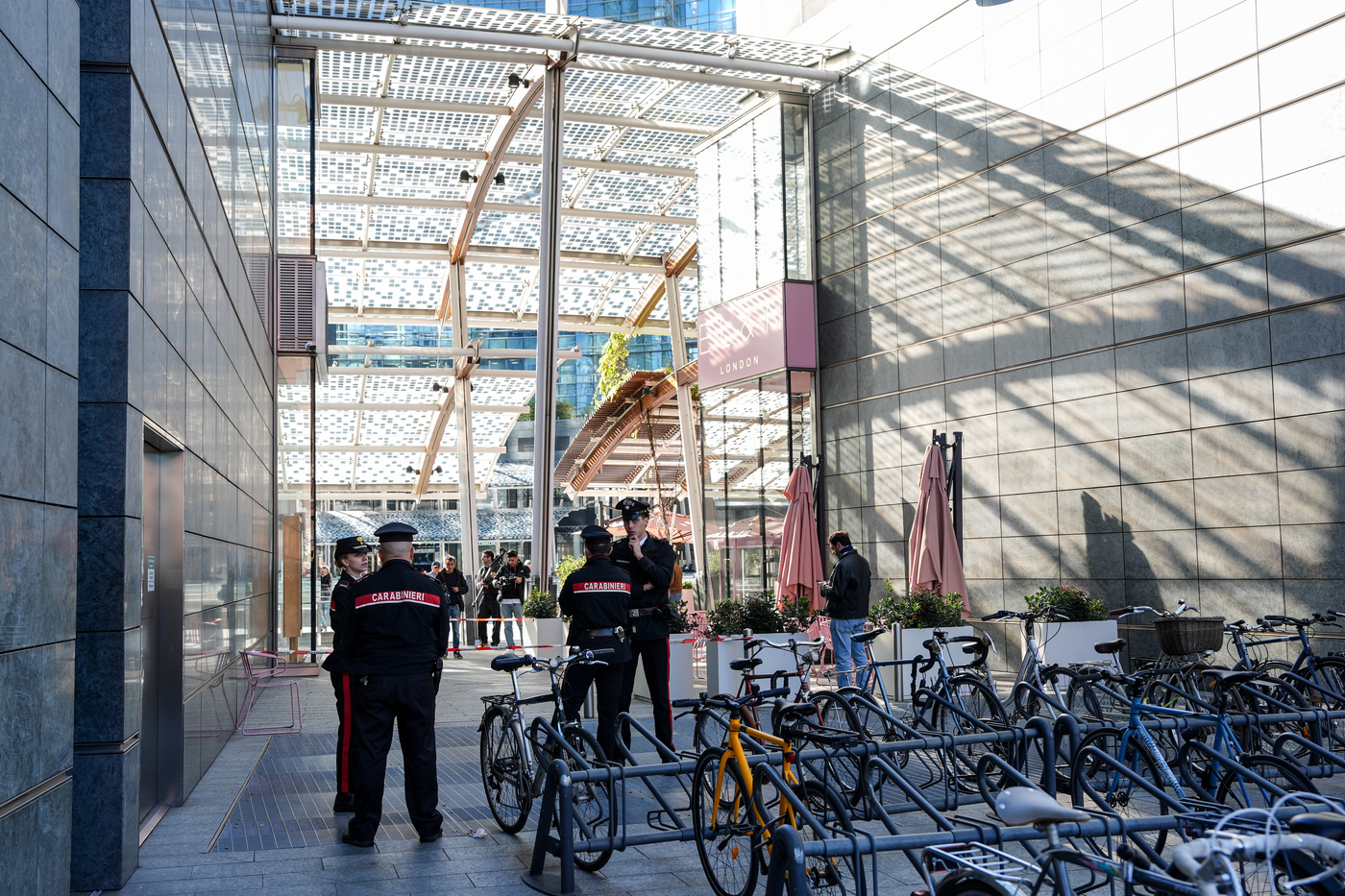 Donna accoltellata a Milano è stata risvegliata, prognosi resta riservata