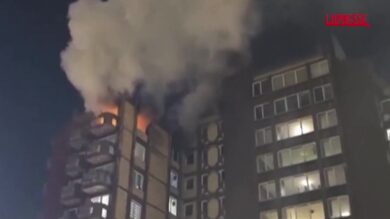 A fuoco residenza per anziani in Bosnia, almeno otto morti: le immagini del rogo