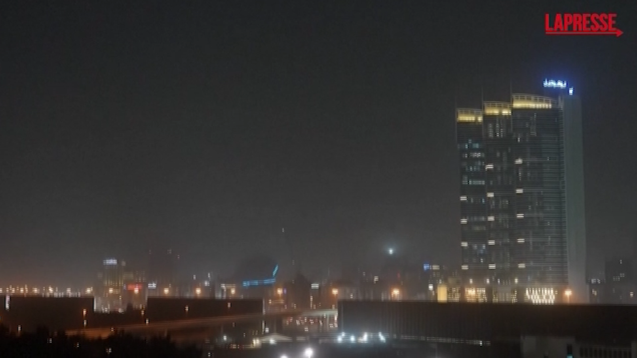 Il cielo degli Emirati Arabi Uniti illuminato dalla superluna Il cielo degli Emirati Arabi Uniti illuminato dalla superluna