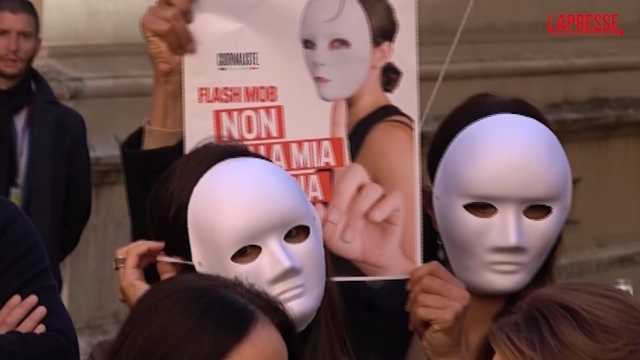 Violenza donne, giornaliste in piazza a Roma con lo slogan “Non con la mia faccia”