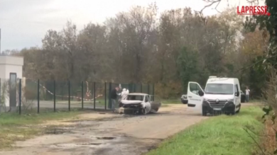 Francia, investe pedoni sull'isola d'Oléron: le immagini dell'auto bruciata