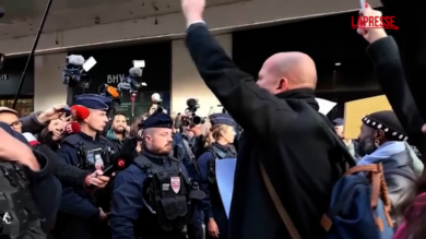 Francia, proteste a Parigi per l'apertura del primo negozio Shein