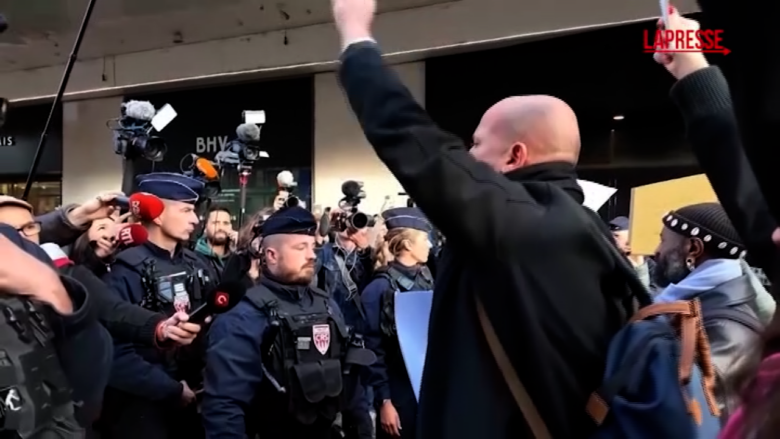 Francia, proteste a Parigi per l'apertura del primo negozio Shein