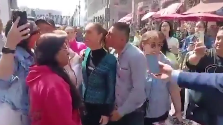 Messico, uomo prova a toccare e baciare presidente Sheinbaum: bloccato