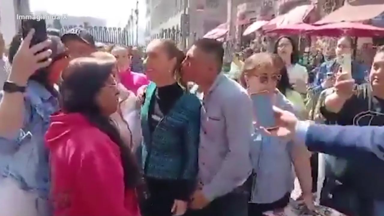 Messico, uomo prova a toccare e baciare presidente Sheinbaum: bloccato Messico, uomo prova a toccare e baciare presidente Sheinbaum: bloccato