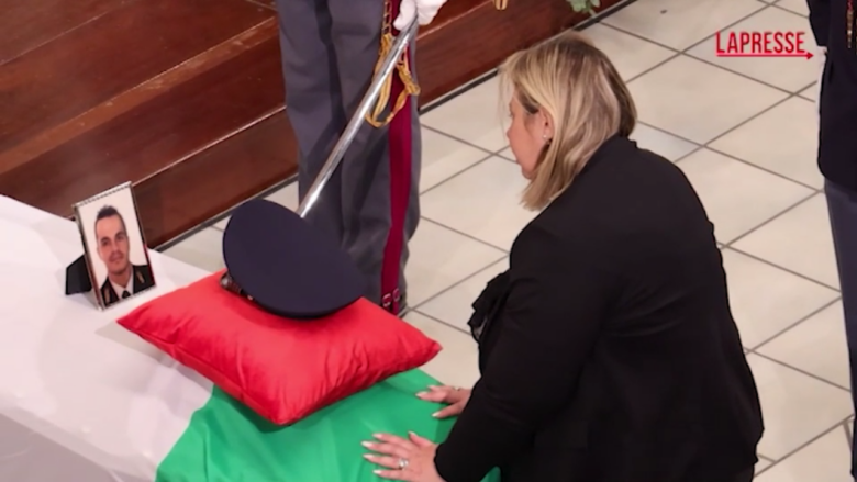 A Napoli i funerali del poliziotto Aniello Scarpati, la moglie: “Nato e morto con la divisa”