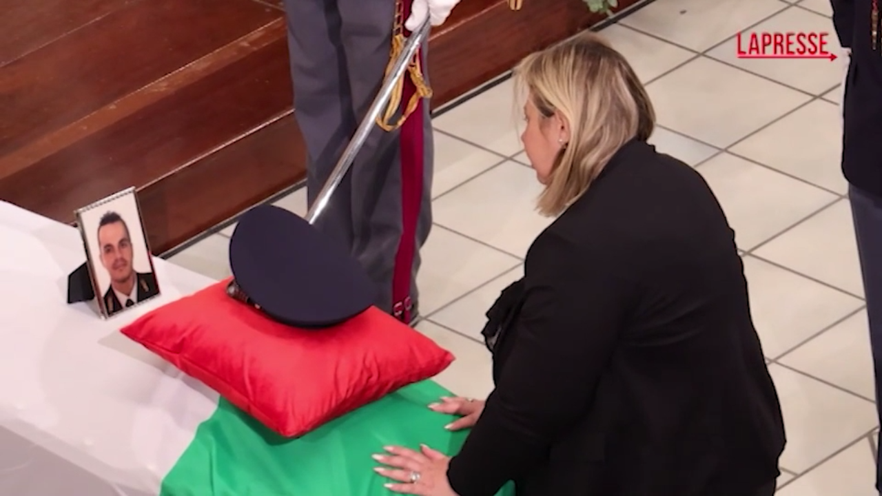 a napoli i funerali del poliziotto aniello scarpati la moglie nato e morto con la divisa
