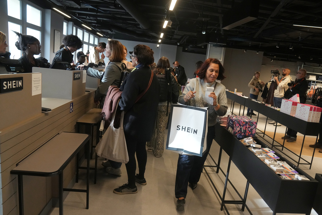 Shein, a Parigi apre il negozio mentre ancora infuria la polemica sulle bambole gonfiabili