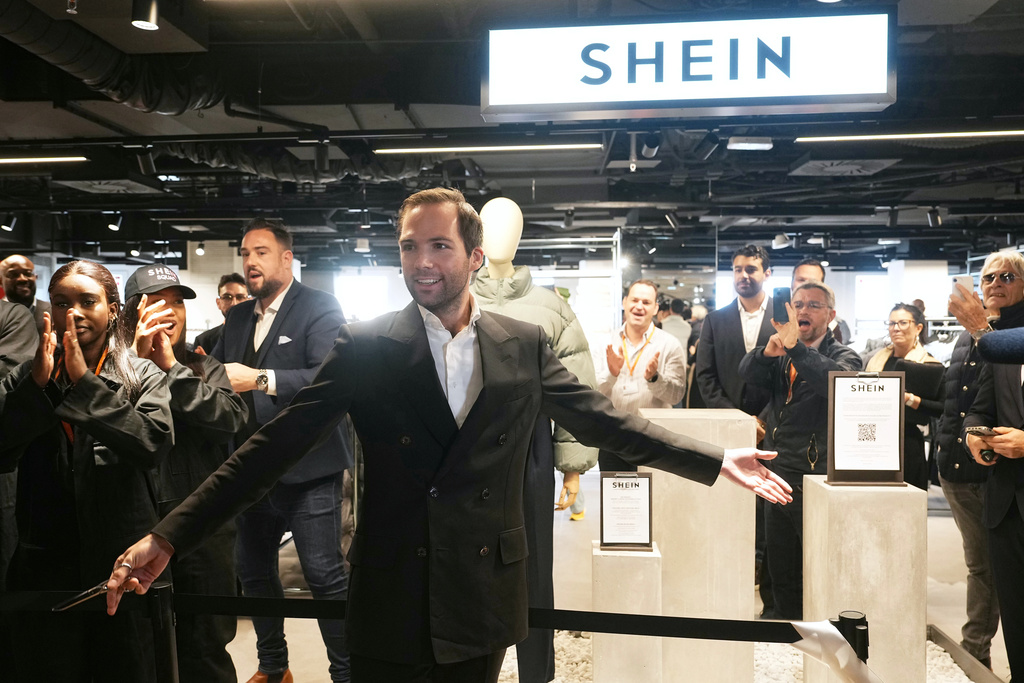 Shein, a Parigi apre il negozio mentre ancora infuria la polemica sulle bambole gonfiabili