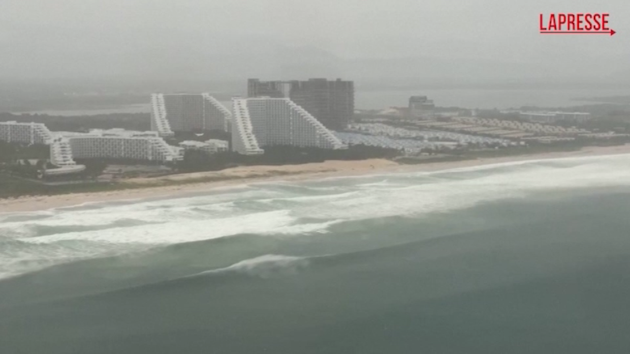 Vietnam, il tifone Kalmaegi minaccia le coste: le immagini dal drone Vietnam, il tifone Kalmaegi minaccia le coste: le immagini dal drone