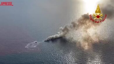 Barca in fiamme nelle acque del Savonese: rogo spento, salve tre persone