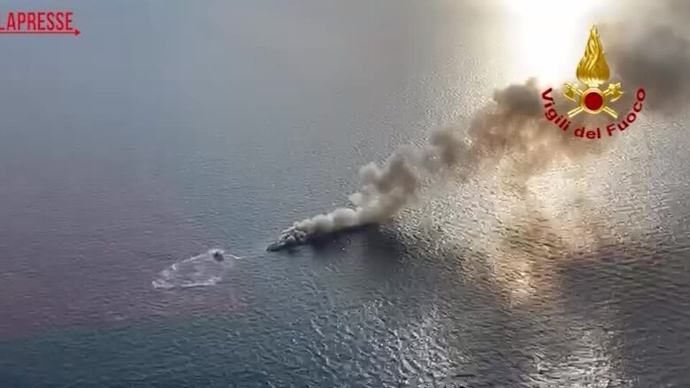 Barca in fiamme nelle acque del Savonese: rogo spento, salve tre persone