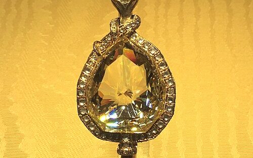 Germania, ritrovati dopo 100 anni i gioielli degli Asburgo tra cui il celebre diamante “Florentiner”