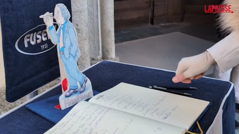 Milano dà l’addio a Giorgio Forattini, maestro della satira politica