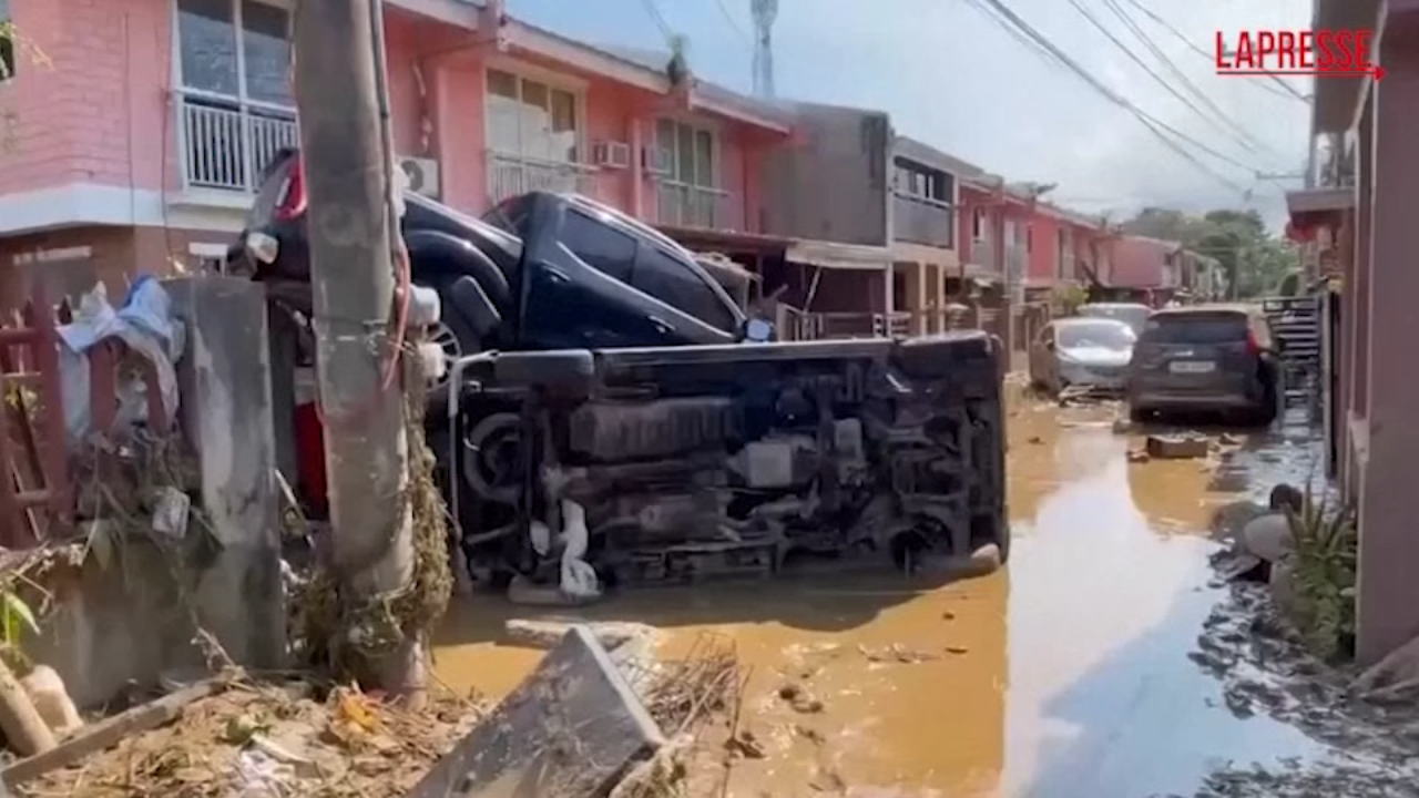 Filippine, veicoli ribaltati e strade piene di fango dopo il tifone Kalmaegi Filippine, veicoli ribaltati e strade piene di fango dopo il tifone Kalmaegi