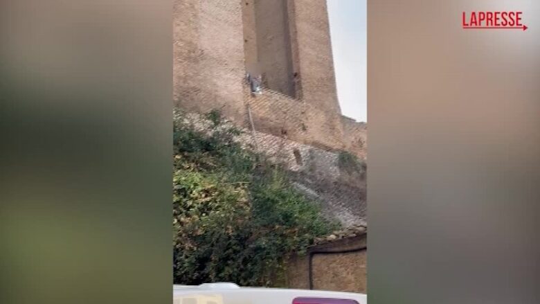 Torre dei Conti, operai cercano di fuggire dopo il primo crollo: il video
