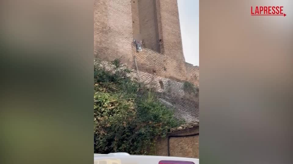 Torre dei Conti, operai cercano di fuggire dopo il primo crollo: il video Torre dei Conti, operai cercano di fuggire dopo il primo crollo: il video