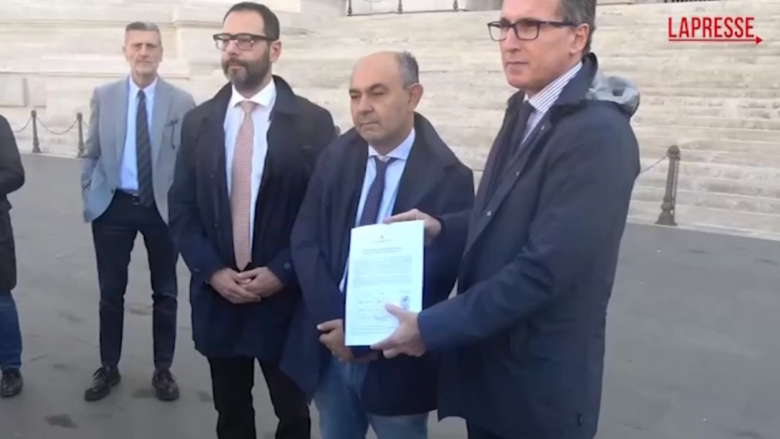 Giustizia, i senatori di opposizione depositano le firme per il referendum: “Difendiamo la Costituzione”