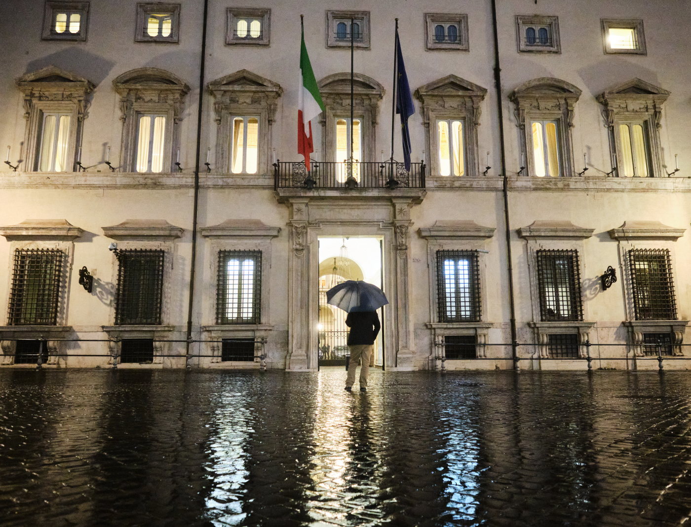 Operai senza casco vicino Palazzo Chigi, Meloni replica alle polemiche: “Cantiere non nostro” Operai senza casco vicino Palazzo Chigi, Meloni replica alle polemiche: “Cantiere non nostro”