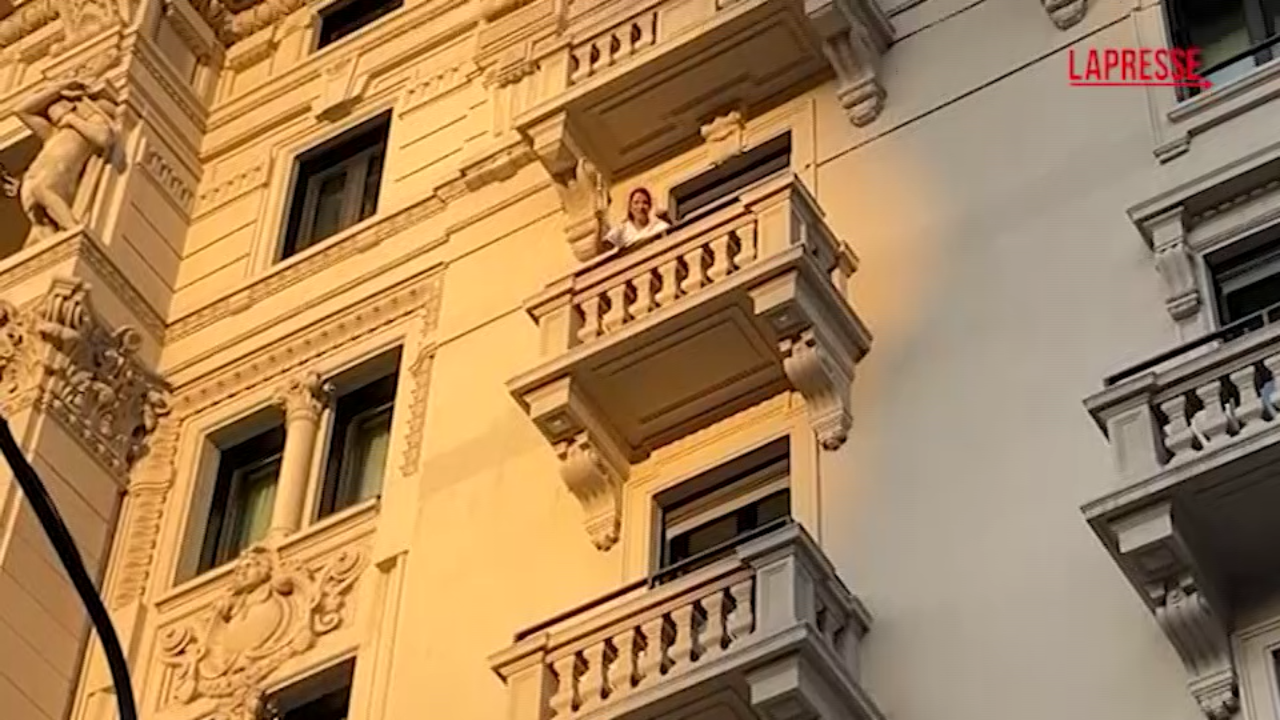 Protesta Animal Equality, a Milano lancio di oggetti dal balcone contro attivisti Protesta Animal Equality, a Milano lancio di oggetti dal balcone contro attivisti