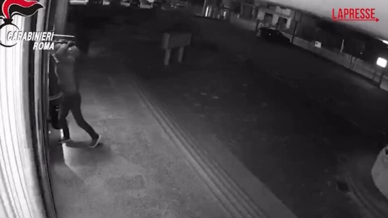Roma, manomettevano i bancomat con un malware per rubare il contante: il video della sorveglianza