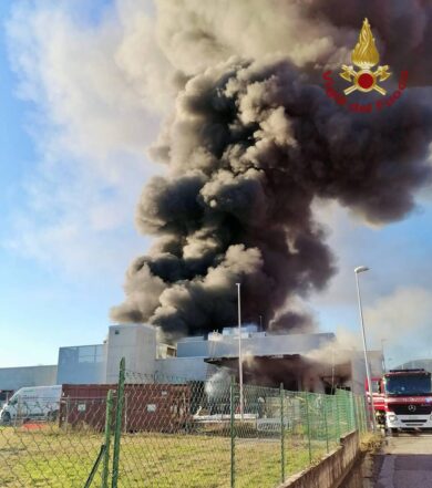 Vicenza, incendio nei magazzini Munari a Thiene: nessun ferito