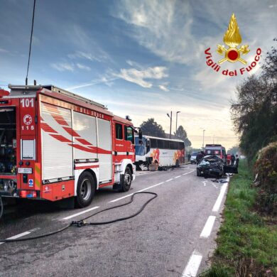 Torino, auto contro bus ad Arignano: morto il conducente della vettura e 20 studenti feriti
