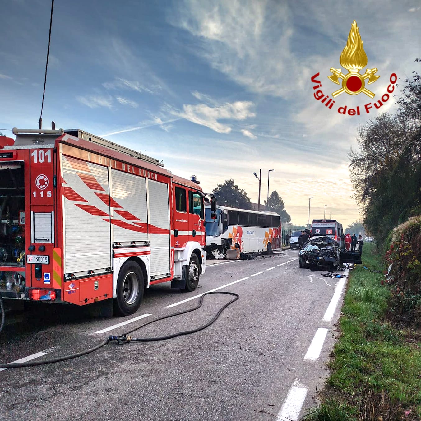 Torino, auto contro bus ad Arignano: morto il conducente della vettura e 20 studenti feriti Torino, auto contro bus ad Arignano: morto il conducente della vettura e 20 studenti feriti