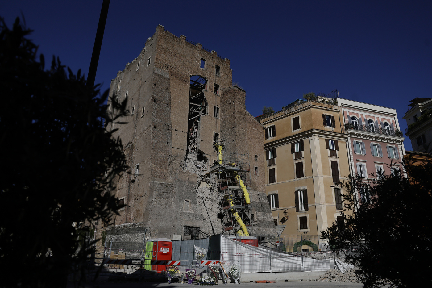 Crollo Torre dei Conti, l’autopsia: Octav Stroici è morto per trauma da schiacciamento Crollo Torre dei Conti, l’autopsia: Octav Stroici è morto per trauma da schiacciamento