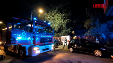 Milano, una 79enne morta nell'incendio di un condominio: le immagini dei soccorsi