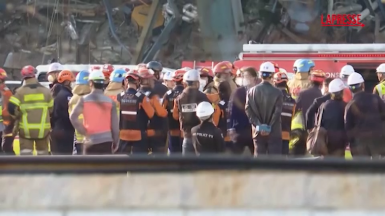 Corea del Sud,  crolla torre in una centrale dismessa: 3 morti e persone sotto le macerie