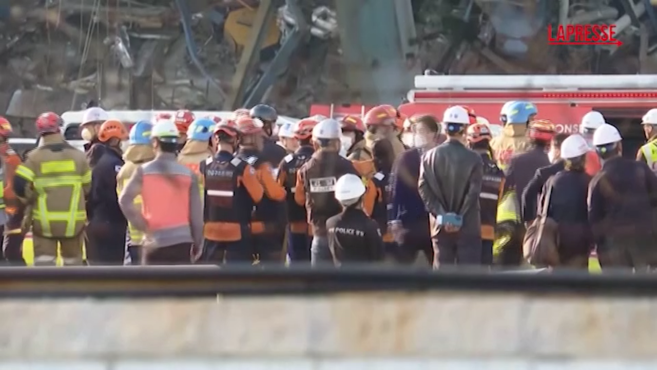 Corea del Sud, crolla torre in una centrale dismessa: 3 morti e persone sotto le macerie Corea del Sud, crolla torre in una centrale dismessa: 3 morti e persone sotto le macerie