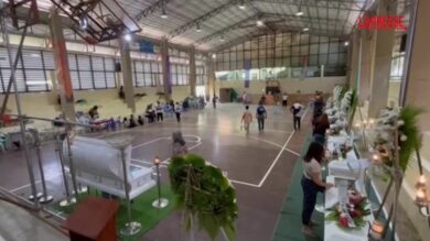 Filippine, veglia funebre per le vittime del tifone Kalmaegi a Cebu