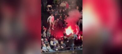 A Parigi attivisti pro-Pal interrompono con fumogeni il concerto dell’Orchestra di Israele: scontri col pubblico