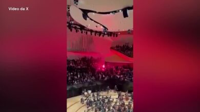 Parigi, interrotto con fumogeni il concerto della Filarmonica d'Israele