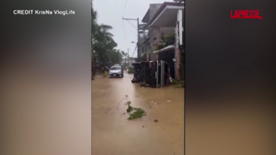 Filippine, i danni del tifone Kalmaegi: auto ribaltate e villaggi ricoperti di fango