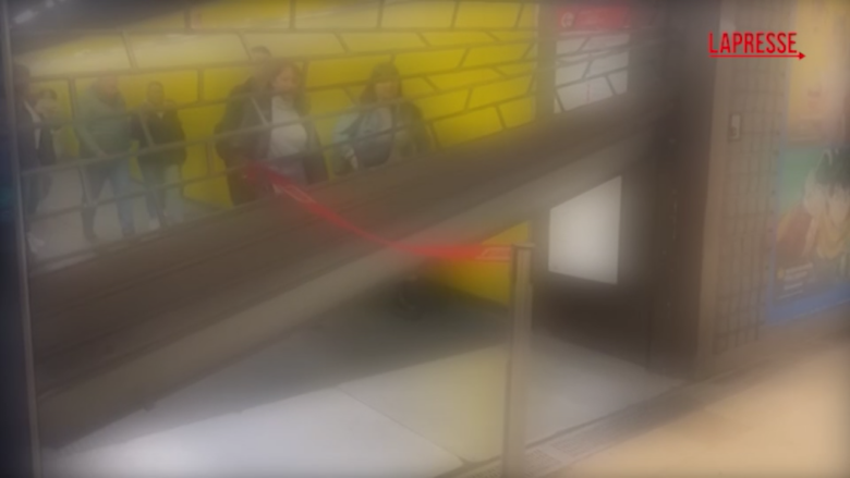 Sciopero, a Milano corsa all'ultimo treno: i viaggiatori passano sotto la saracinesca