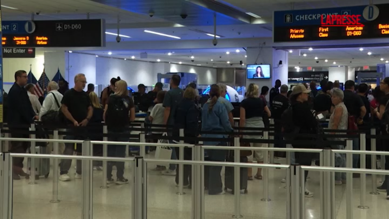 Usa, all’aeroporto di Miami passeggeri in attesa dopo la cancellazione dei voli