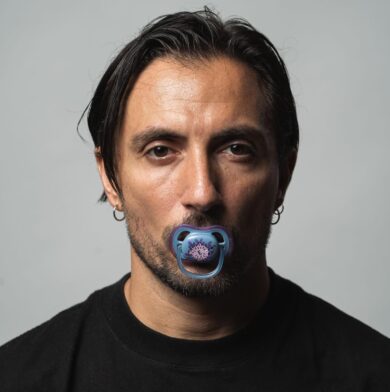 La folle ironia dei papà di oggi raccontata da Chris Clun: ‘Toxoplasmosi’ fa tappa a Torino