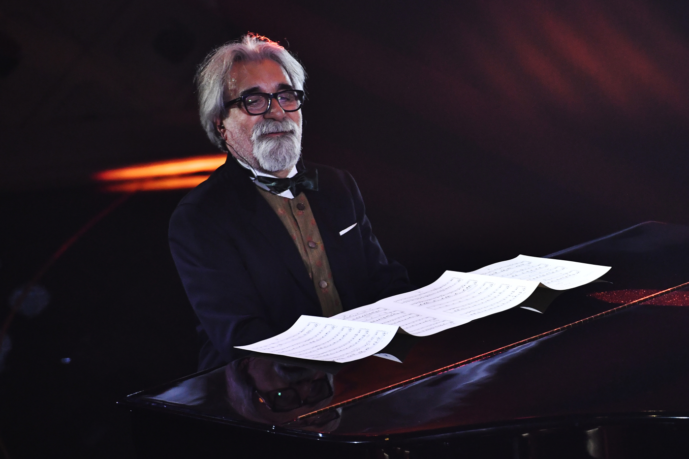peppe vessicchio 5 foto iconiche delle sue partecipazioni al festival di sanremo
