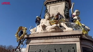 Torino, monumento a Cavour ricoperto di teli termici dagli attivisti di Extinction Rebellion