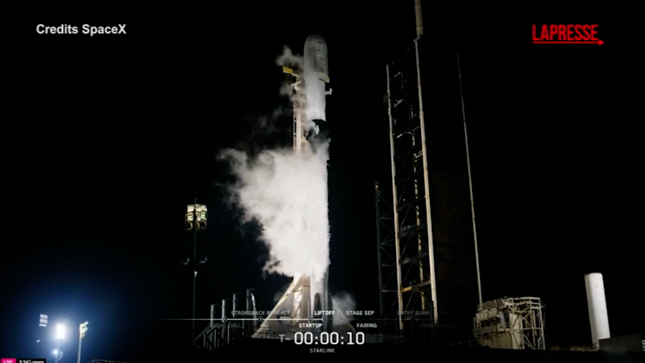 SpaceX, il razzo Falcon 9 lanciato in orbita con 29 satelliti Starlink SpaceX, il razzo Falcon 9 lanciato in orbita con 29 satelliti Starlink