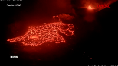 Spettacolo di fuoco alle Hawaii, il vulcano Kilauea erutta lava dal suo cratere