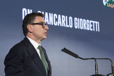 Manovra 2026, Giorgetti tira dritto: “Siamo nel giusto”. Schlein attacca: “Redistribuire ricchezze”