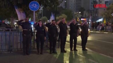 Israele, resti ostaggio arrivano a Tel Aviv per identificazione: la speranza degli amici di Hadar Goldin