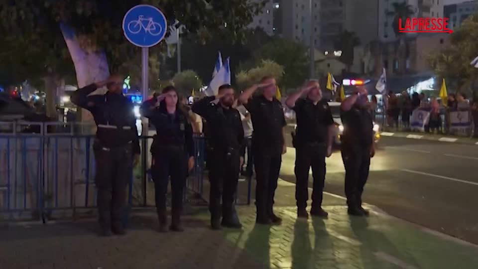 Israele, resti ostaggio arrivano a Tel Aviv per identificazione: la speranza degli amici di Hadar Goldin Israele, resti ostaggio arrivano a Tel Aviv per identificazione: la speranza degli amici di Hadar Goldin