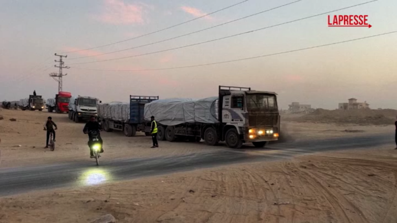 Gaza, camion con aiuti e rifornimenti passano il confine