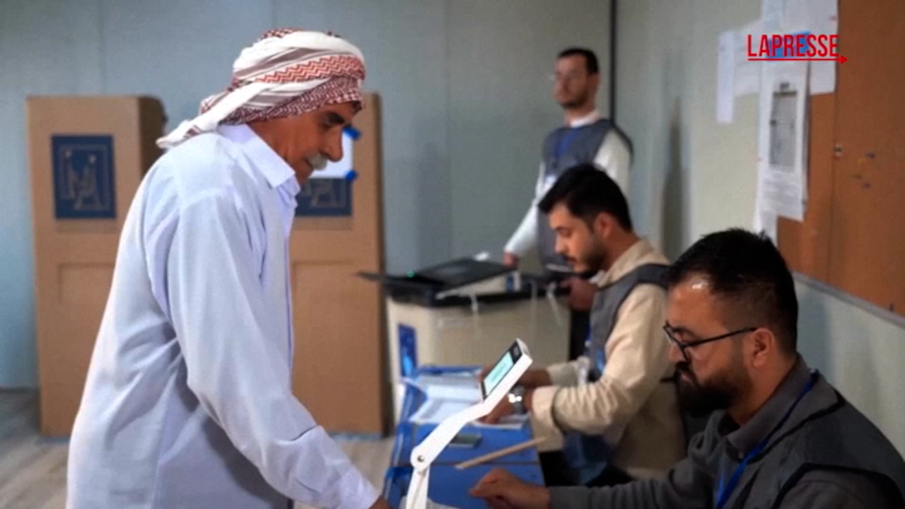 Elezioni in Iraq, Yazidi sfollati votano nei campi per il parlamento Elezioni in Iraq, Yazidi sfollati votano nei campi per il parlamento