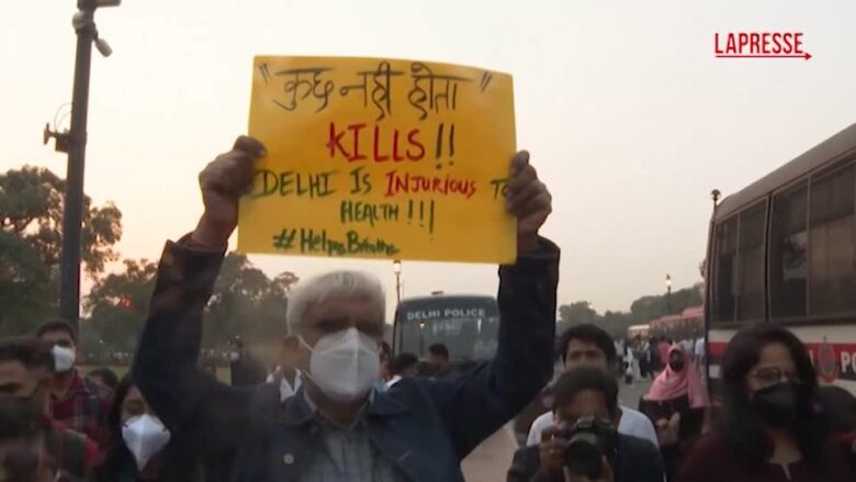India, protesta contro lo smog a Nuova Delhi: "Vogliamo respirare"